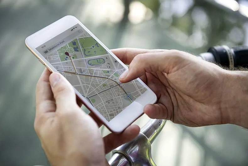 จะเลือกใช้ GPS ติดตามรถหรือ สมาร์ทโฟนดี?